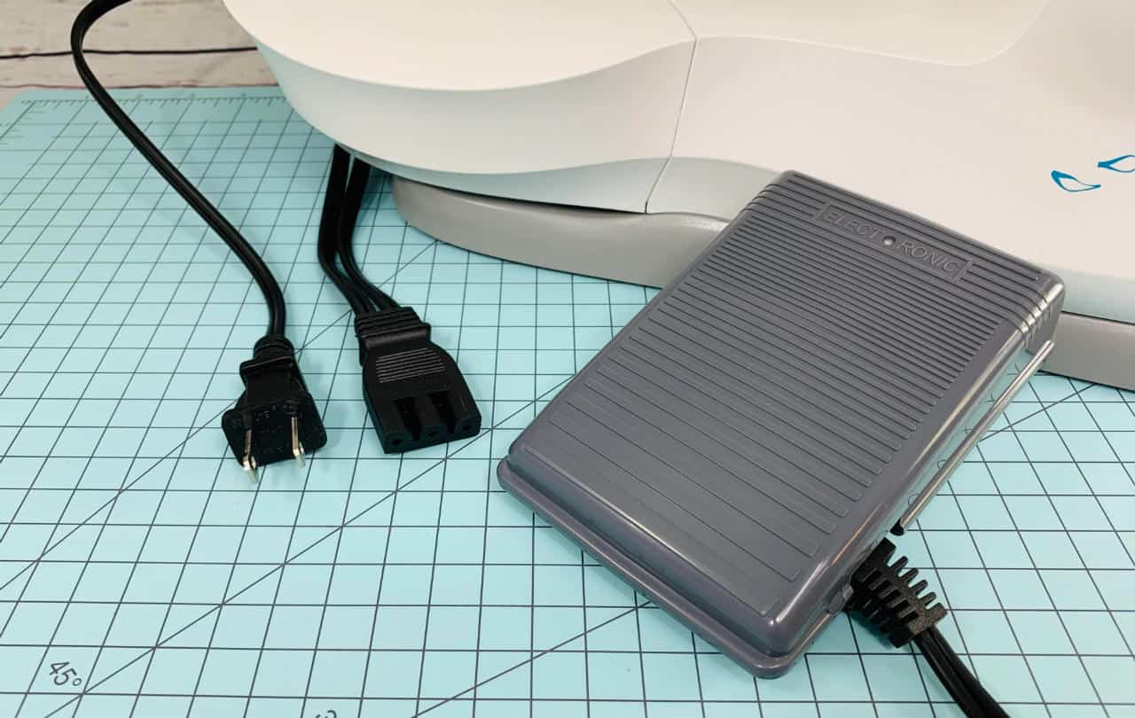 First Steps to Set Up a Sewing Machine - The Ruffled Purse®